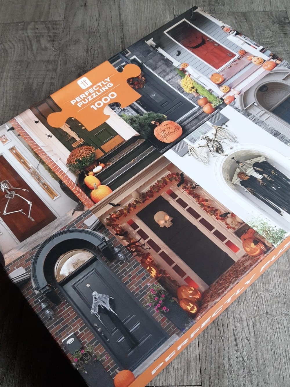 1000-Piece Perfectly Puzzling Halloween Door Puzzle (new)